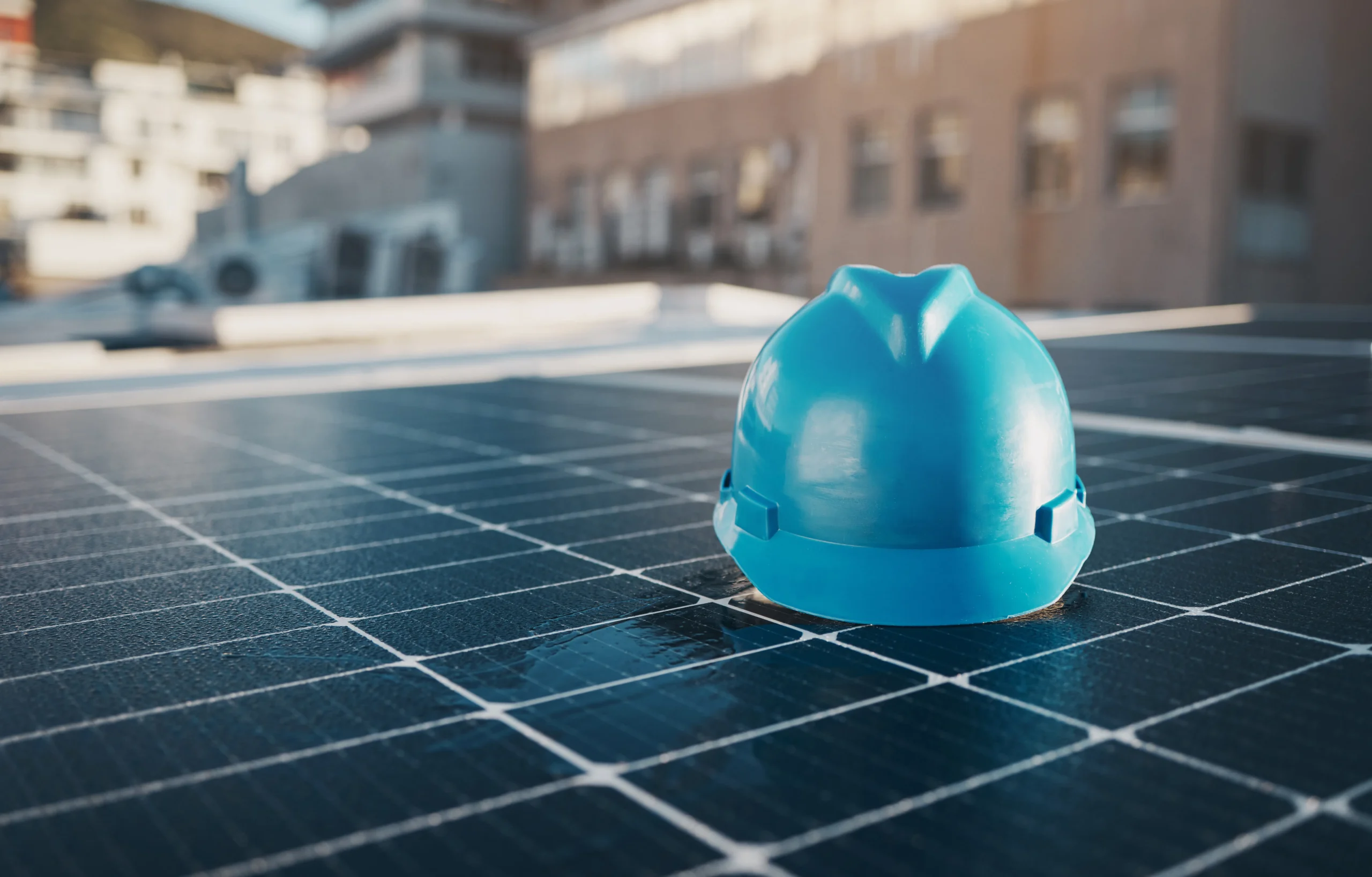 Audytor energetyczny z certyfikatem państwowym przeprowadza inwentaryzację węzła cieplnego do świadectwa charakterystyki energetycznej.