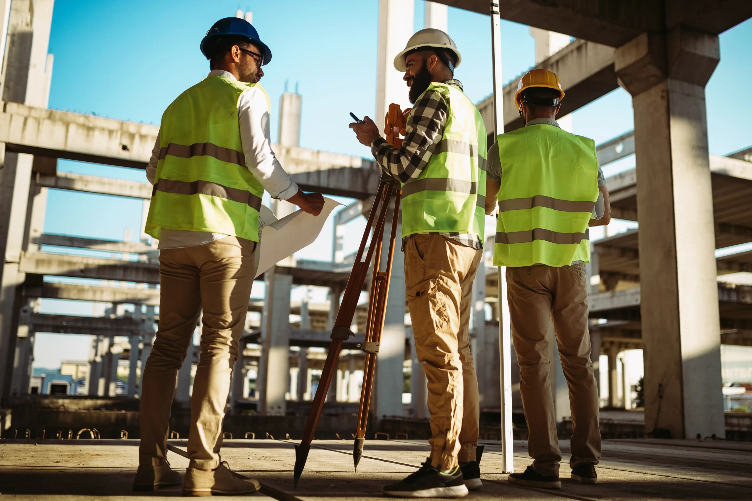 Specjalistyczne badanie konstrukcji budynku i sporządzanie profesjonalnej opinii technicznej.